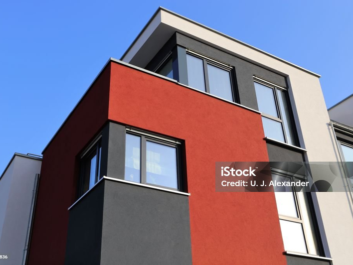 Frisch gestrichene Hausfassade vor blauem Himmel