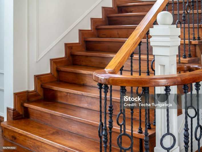 Treppenhaus mit lackiertem Holzgeländer