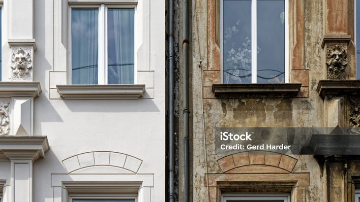 Altbaufassade, zur Hälfte saniert