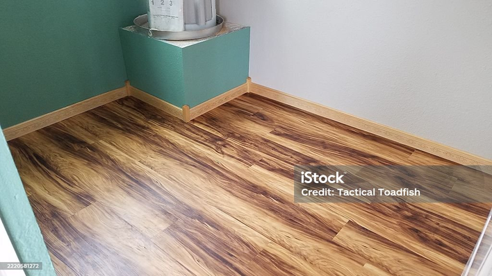 Neu verlegter Vinylboden mit Sockelleiste