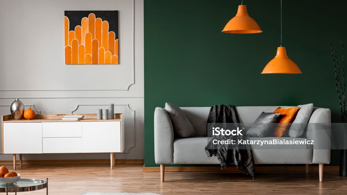 Wohnraum mit frisch gestrichener grüner Wand
