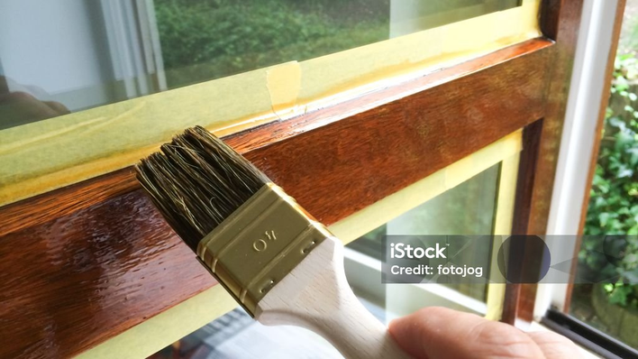 Fensterrahmen wird mit dem Pinsel lackiert